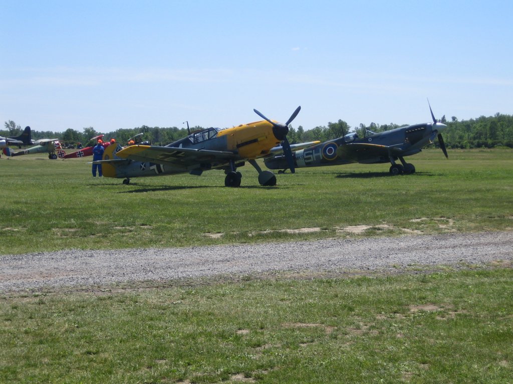 Messerschmitt 109 und Spitfire bei einer Flugshow in Kanada nahe der Niagara Flle im Juli 2006.