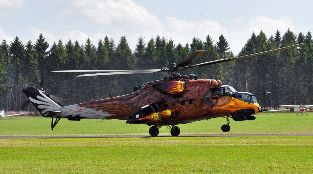 Mi-24 Hind beim Aufsetzen am Flugplatz Breitscheid. Auf diesem Bild ist gut der auflackierte Adler zu erkennen. 21.08.2010