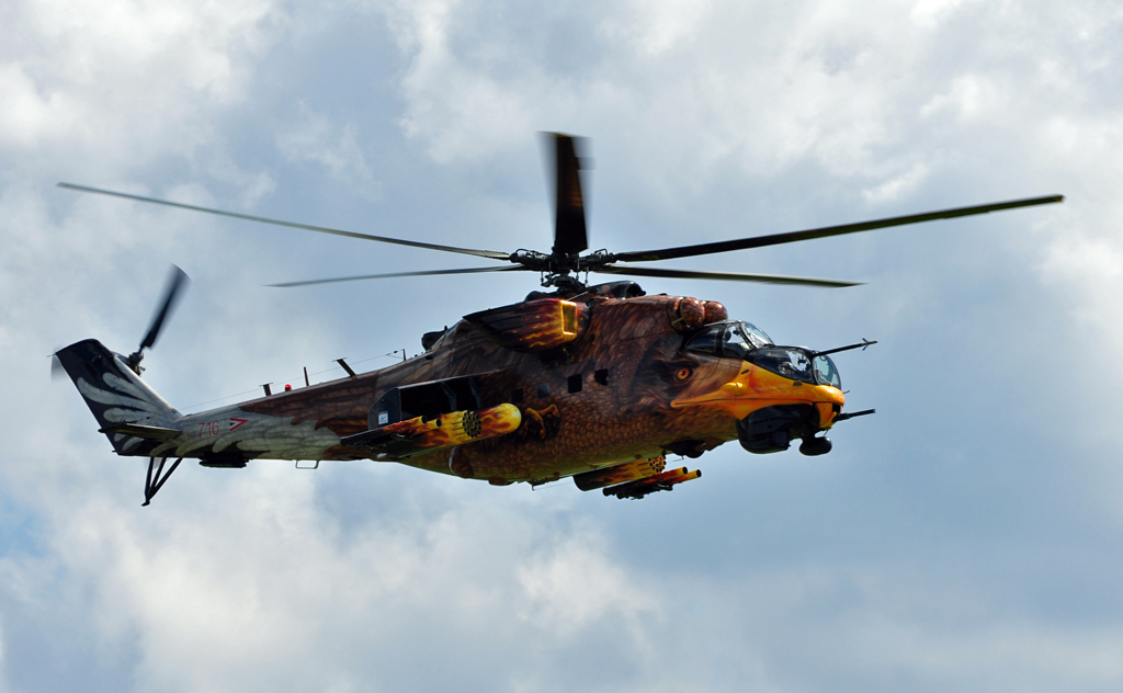 Mi-24 Hind berfliegt Flugplatz Breitscheid beim Flug nach Siegerland zum Tankstopp - 21.08.2010