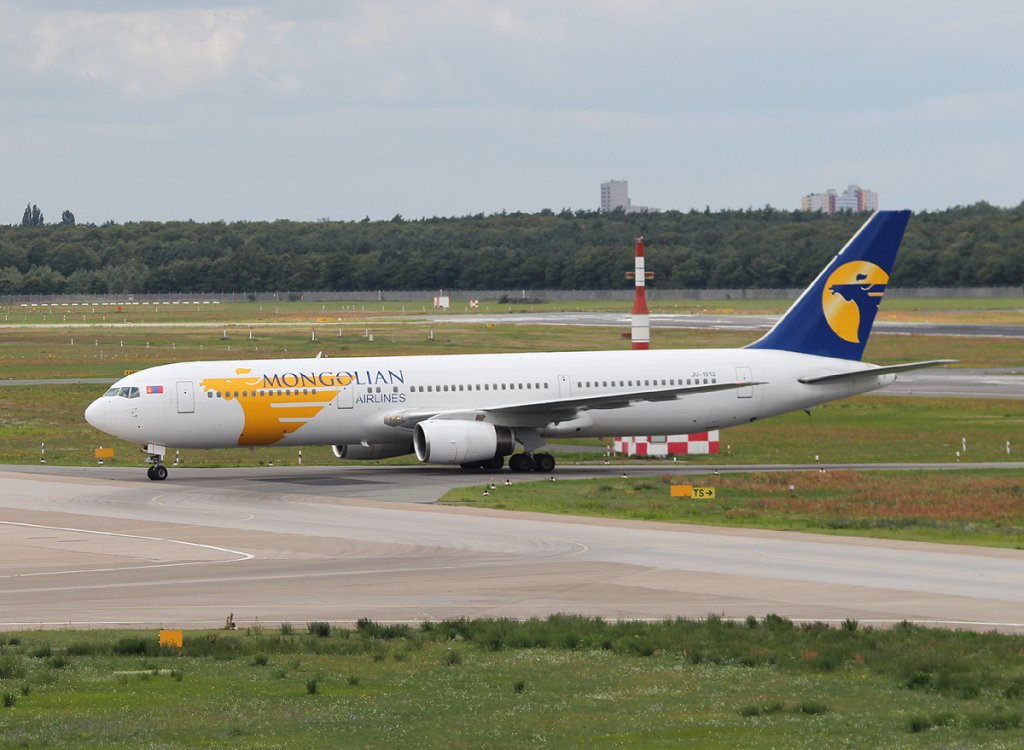 MIAT B 767-3WO(ER) JU-1012 bei der Ankunft in Berlin-Tegel am 21.07.2012