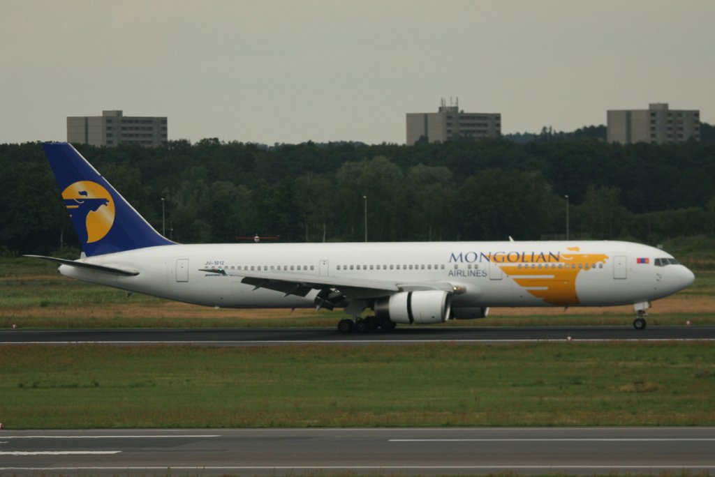 MIAT B 767-3WO(ER) JU-1012 nach der Landung in Berlin-Tegel am 03.07.2012