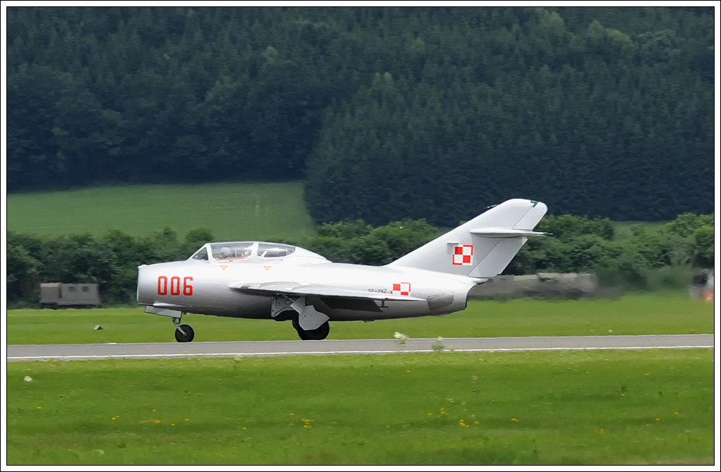 MiG-15 bei der Landung in Zeltweg am 1.7.2011. Das auf der AIRPOWER11 gezeigte Exemplar war eine in Lizenzbau hergestellte polnische SB Lim-2 aus dem Jahr 1956. Der zweisitzige Strahltrainer wurde von der Stiftung Fundacja Polskie Orly in dreijhriger Arbeit restauriert und ist europaweit das einzige flugfhige Exemplar seiner Art aus polnischer Fertigung.