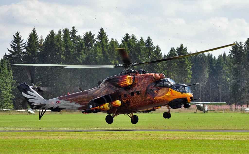 Mil Mi-24 Hind aus Ungarn,  Nr. 716 , kurz vor dem Aufsetzen beim Flugtag in Breitscheid - 21.08.2010