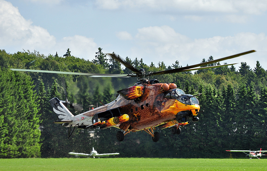 Mil Mi-24 Hind der ungarischen Luftwaffe Nr. 716 beim Landeanflug in Breitscheid - 21.08.2010