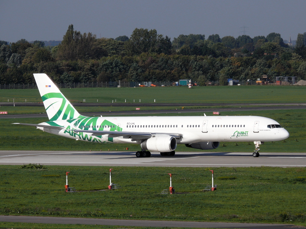Mint Airways; EC-LHL. Boeing 757-28A. Flughafen Dsseldorf. 09.10.2010.