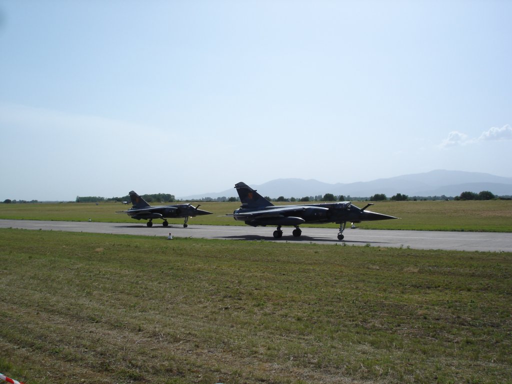 Mirage F1 auf dem Weg zum Start,
leichtes Jagd-und Mehrzweckkampfflugzeug aus Frankreich,
Erstflug 1966, ber Mach 2,
Flugschau Colmar-Meyenheim 2006,