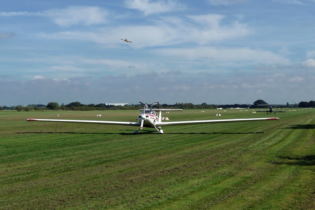 Morane-Saulnier MS893E, D-EYHG, landet auf dem Flugplatz Egelsberg (10.9.11)