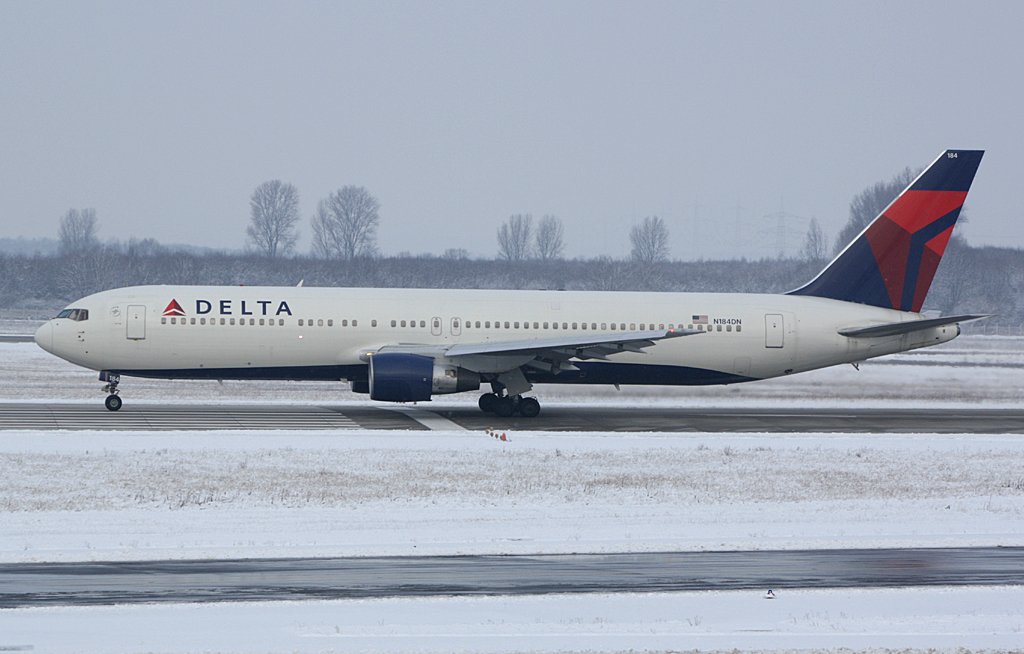 N184DN (Boeing 767-332/ER) der Delta Air Lines beim Start in DUS nach ATL. 04.01.2010.