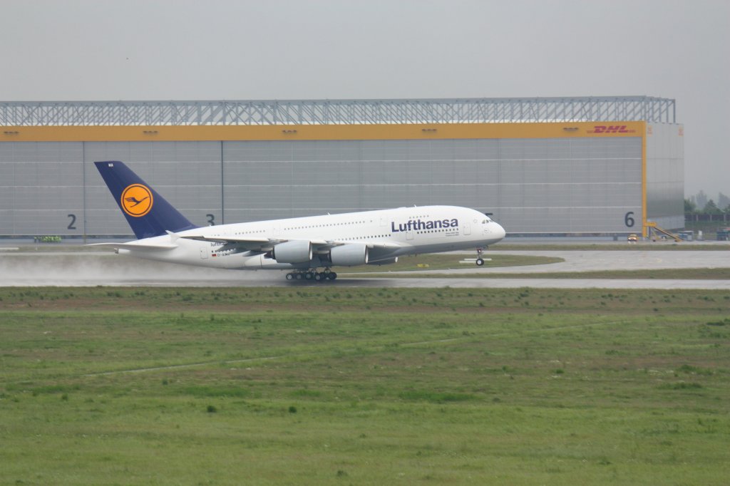 Nach der Pause ging es fr den A380 von der Startbahn Sd wieder in den dunklen und verregneten Himmel ber Leipzig. Fotografiert am 01.06.2010. Einen Gru noch an den Fotokollegen, der extra fr dieses Event aus Mnchen angereist ist ;-) 