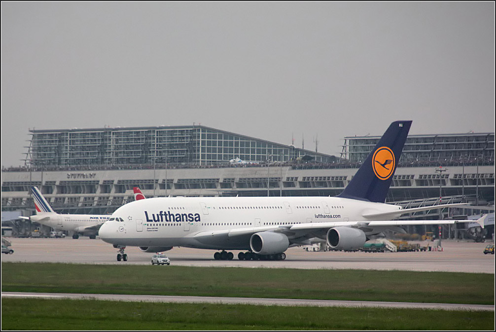 Nach zwei Stunden Aufenthalt rollt die A380 zu ihrer Startposition. Sie wird wohl ein seltener Gast in Stuttgart bleiben, nur ab und zu nach hier ausweichen, wenn in Frankfurt nicht gelandet werden kann. 02.06.2010 (Matthias)