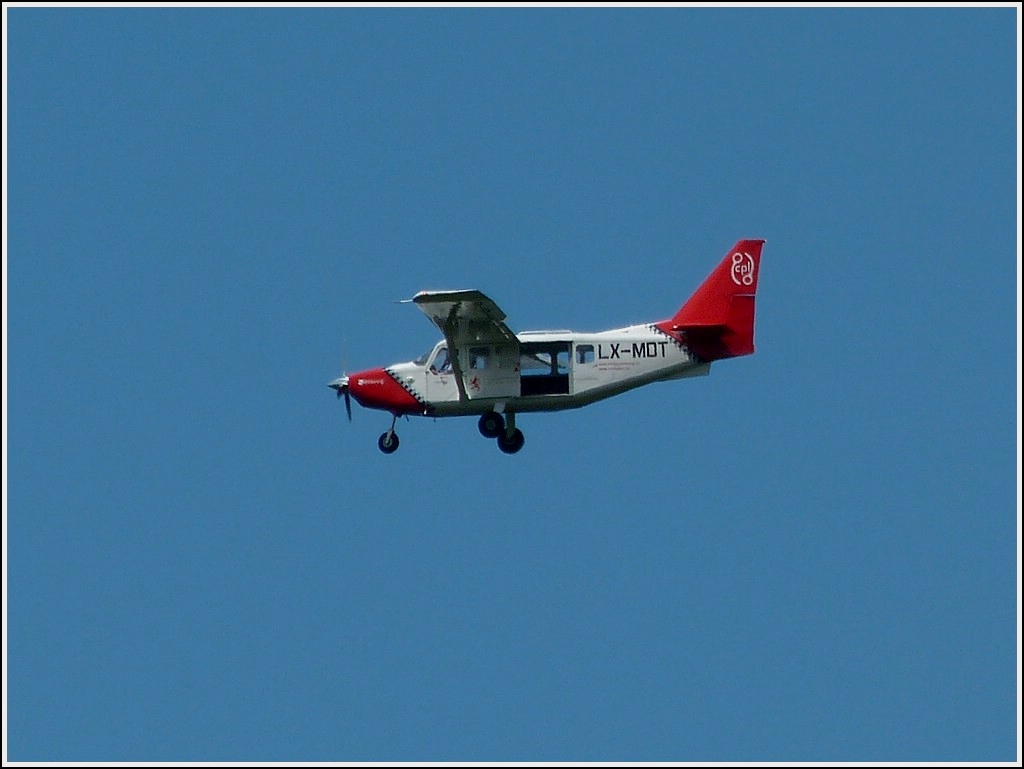 Nachdem die Fallschirmspringer ausgestiegen sind und wie von Geisterhand die Wolken verschwunden sind, kehrt das Sportflugzeug Gippsland GA-8 / LX-MDT wieder zum Flugfeld Noertringen zurck.  07.07.2012