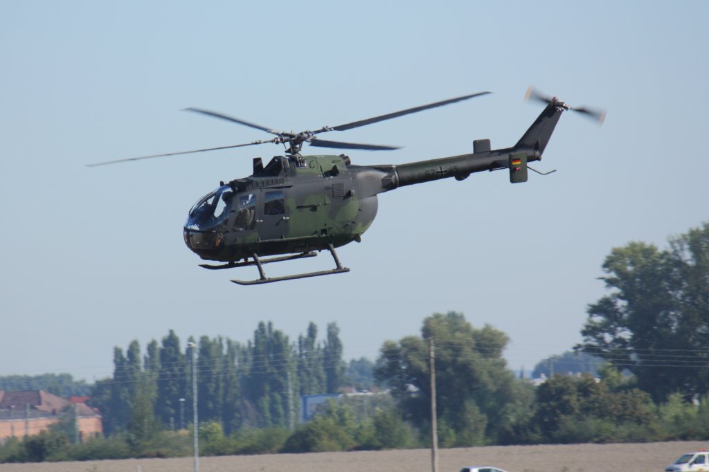 Neben dem SeaKing aus Belgien war auch eine Bo-105 der Bundeswehr bei der Air Magdeburg zu Gast. Auf dem Foto ist sie kurz vor dem endgltigen Abflug noch einmal im Tiefflug ber den Flugplatz zu sehen. Fotografiert am 06.09.2010.
