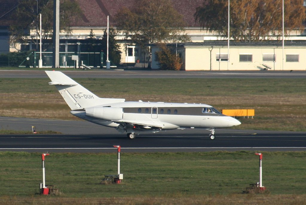 NetJets Europe Raytheon Hawker 750 CS-DUH nach der Landung in Berlin-Tegel am 31.10.2009