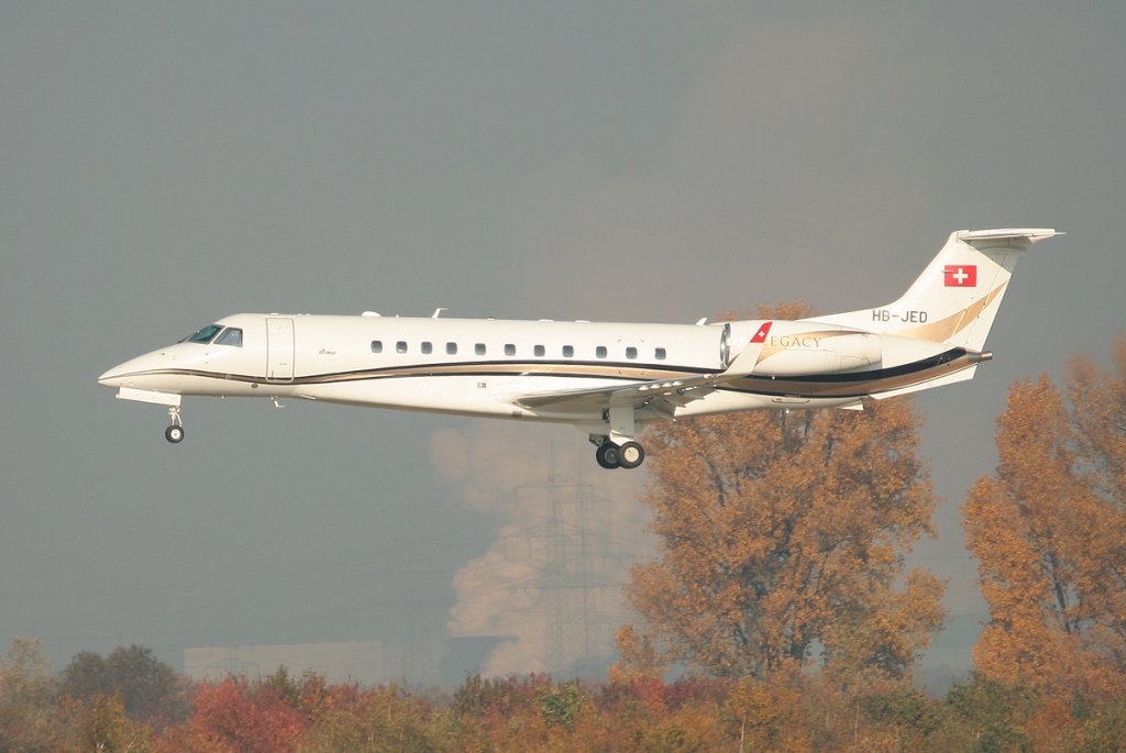 Nomad Aviation ERJ-135BJ Legacy 600 HB-JED kurz vor der Landung in Dsseldorf am 31.10.2011