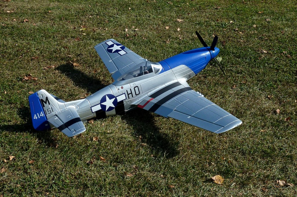 Nort Amerikan P-51 Mustang, das Modell des Jagdfliegers machte auch bei Flugvorfhrungen eine gute Figur, Flugtag in Wasenweiler am Kaiserstuhl, Okt.2011