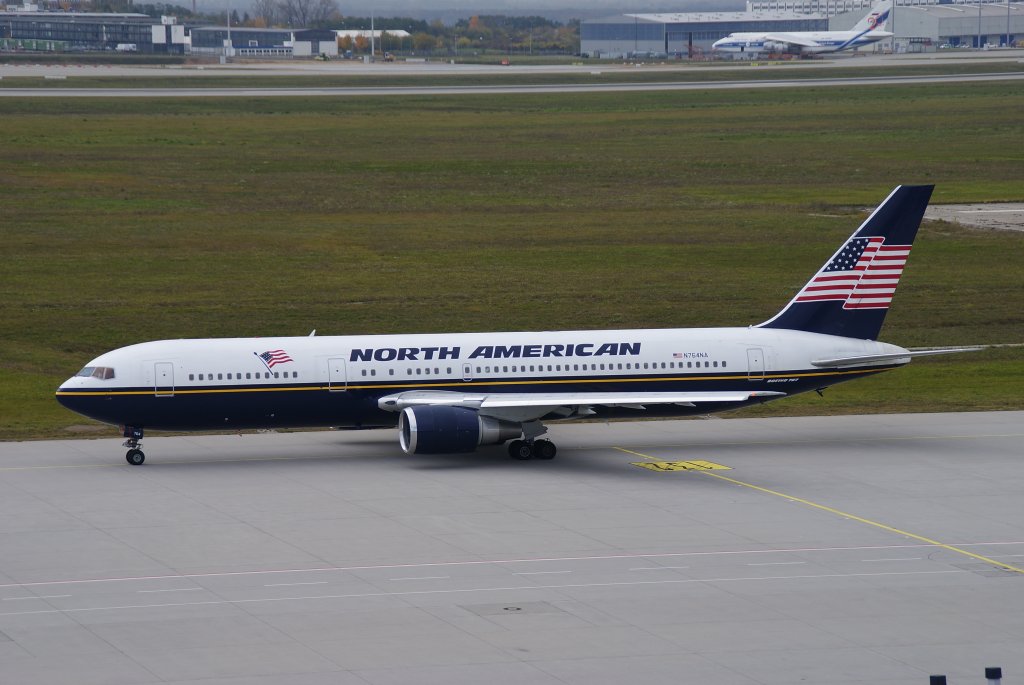 North American Airways, Boeing 767-300ER, Kennung: N764NA rollt zur Startbahn auf dem Flughafen Leipzig am 30.10.2010