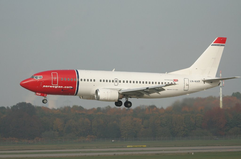Norwegian Air Shuttle B 737-3YO LN-KKR kurz vor der Landung in Dsseldorf am 31.10.2011