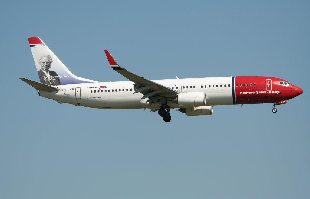 Norwegian Air Shuttle B 737-8JP LN-DYB kurz vor der Landung in Berlin-Schnefeld am 04.06.2011