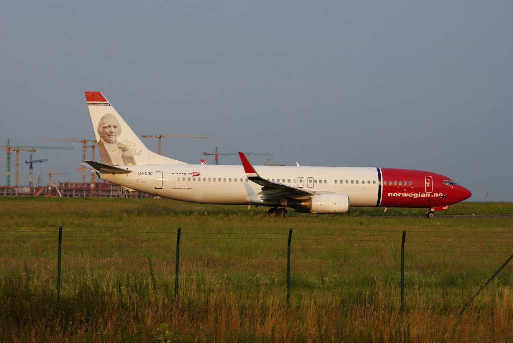 Norwegian Air Shuttle, Boeing 737-800WL, Kennung: LN-NOC rollt zur Startbahn in Berlin-Schnefeld am 02.07.2009. 