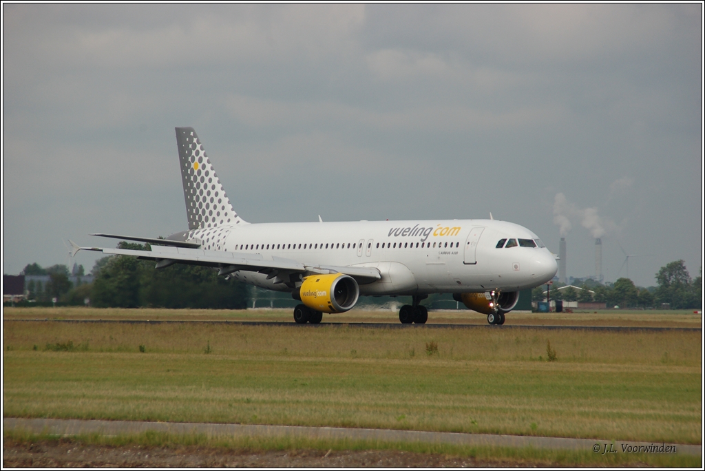 Nur sechs Minuten nach dem vorigen Flugzeug von Vueling kam dieses: Airbus A320-211 EC-ICR nach der Landung auf der  Polderbaan  (18R) des Flughafens Schiphol Amsterdam am 13. Juni 2011.