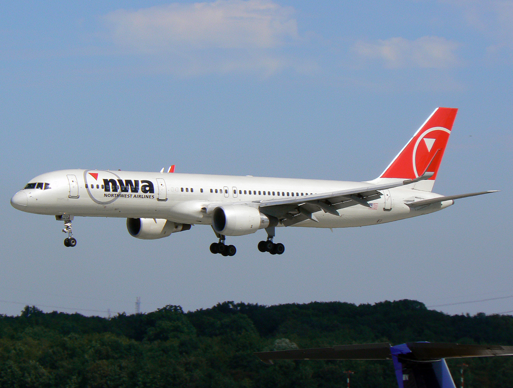 NWA B757-200 N537US im Anflug auf 23L in DUS / EDDL / Düsseldorf am 05.08.2007
