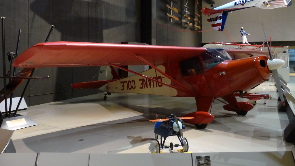 Obwohl Baujahr 1938, und vllig ohne elektronische Systeme, konnte Duane Cole (EAA 8) mit dieser Taylorcraft BF-50, N-21292, noch bis in die 1960er diverse Preise und Auszeichnungen gewinnen.
Das Pedal-Flugzeug im Vordergrund schenkte er seinem Sohn Rolly 1941 zum zweiten Geburtstag.
Zu sehen im EAA Airventure Museum in Oshkosh, WI (3.12.10).
