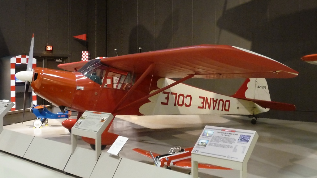 Obwohl Baujahr 1938, und vllig ohne elektronische Systeme, konnte Duane Cole (EAA 8) mit dieser Taylorcraft BF-50, N-21292, noch bis in die 1960er diverse Preise und Auszeichnungen gewinnen. Zu sehen im EAA Airventure Museum in Oshkosh, WI (3.12.10).