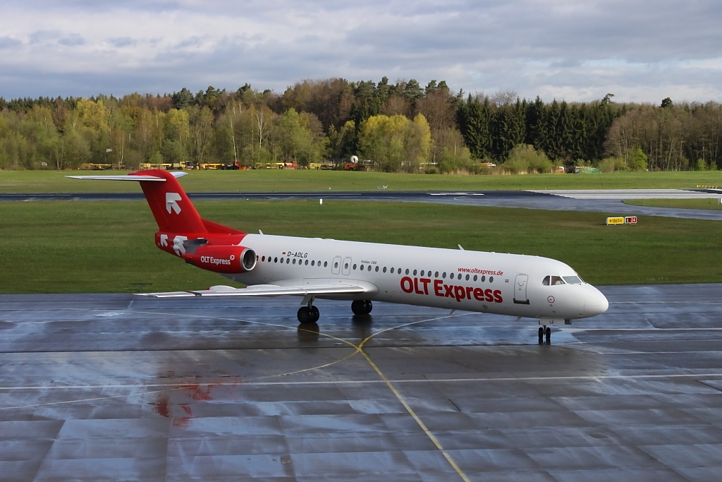 OLT Express in Friedrichshafen, ein sehr seltener Gast, OLT Express flog einen Sonderflug von Bremen nach Friedrichshafen, Grund war die Messe AERO, die Fokker 100 am Gate 203