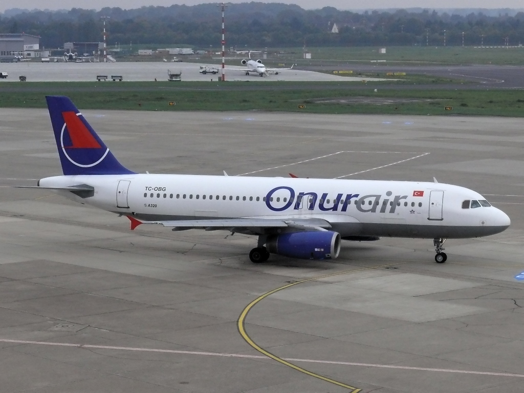 Onur Air; TC-OBG. Airbus A320-233. Flughafen Dseeldorf. 17.10.2010.