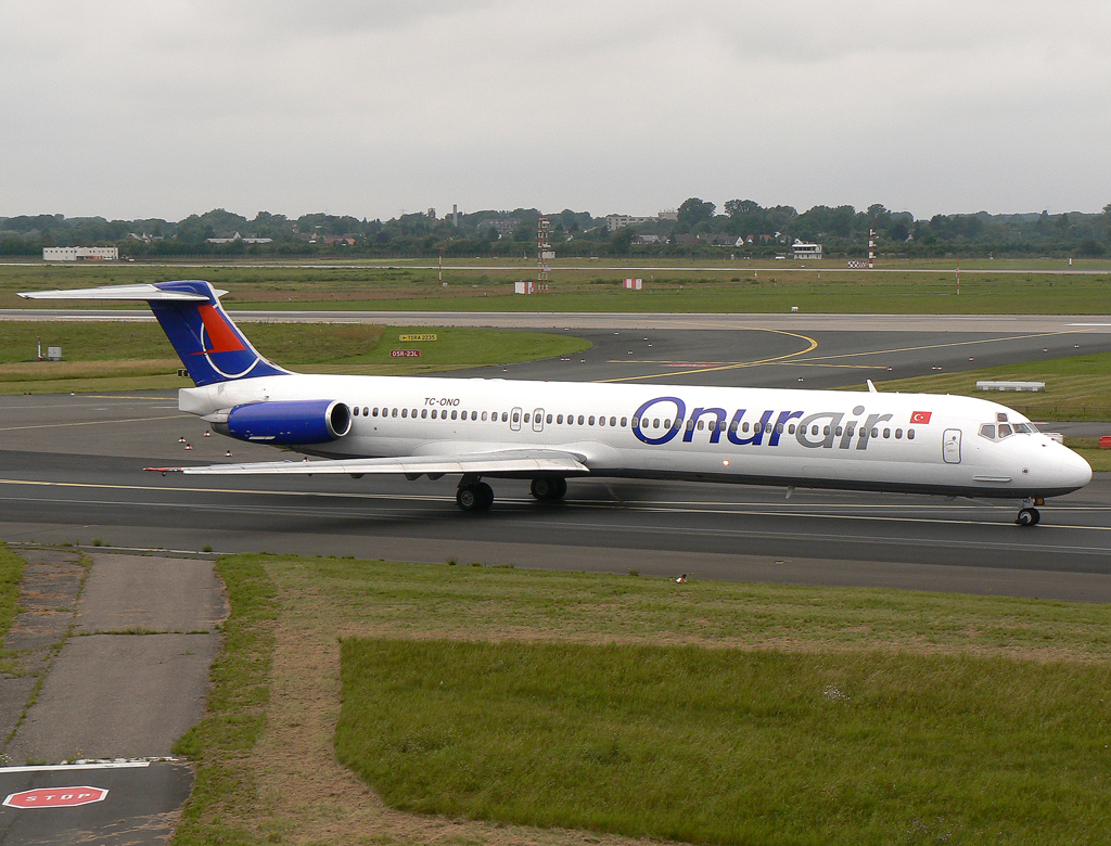 Onur MD-88 TC-ONO auf dem Taxiway zur 23L in DUS / EDDL / Düsseldorf am 13.07.2007