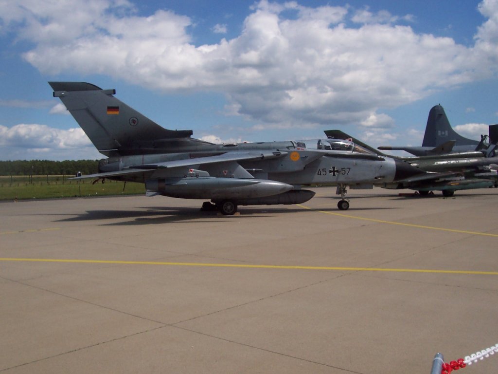 Panavia Pa-200 Tornado RECCE - 45+57 - Aufklrungsgeschwader 51

aufgenommen am 17. Juni 2007 whrend des Tag der offenen Tr auf der NATO Air Base Geilenkirchen