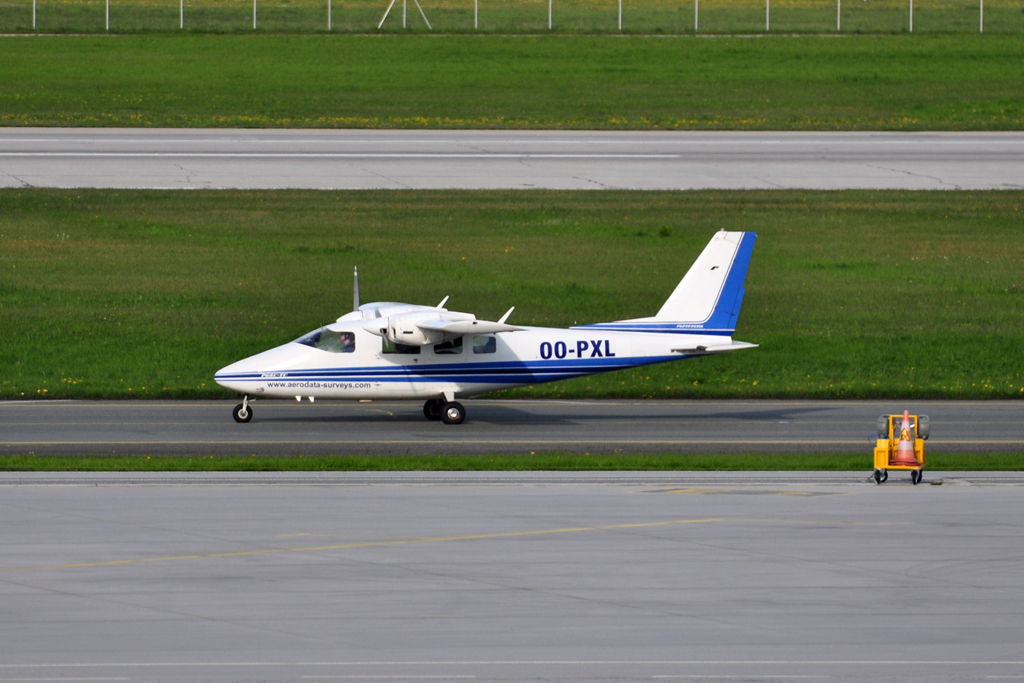 Partenavia P 68C - OO-PXL - am Flughafen Salzburg - 26.04.2012