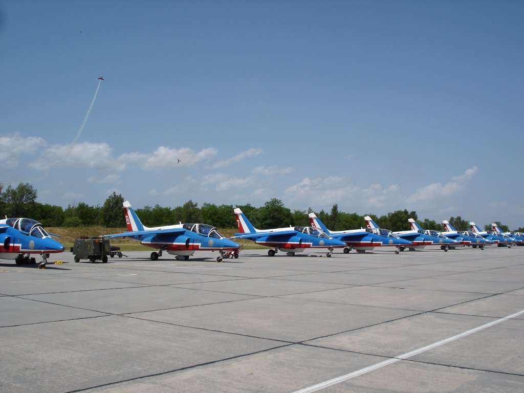  Patrouille France , Kunstflugstaffel der franzsischen Luftwaffe,
seit 1980 mit 8 oder 9 Alpha Jet zu sehen,
Colmar-Meyenheim Juni 2006