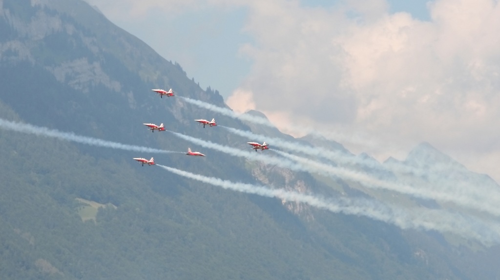 Patrouille Suisse bei Flugshow in Interlaken am 11.08.2012.