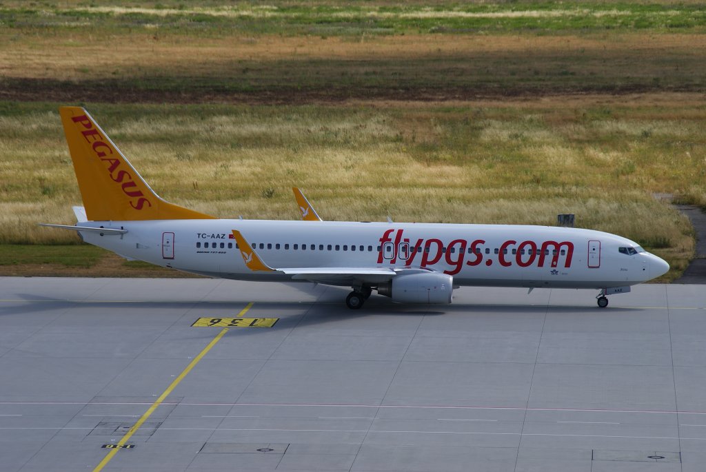 Pegasus Airlines, Boeing 737-800WL, Kennung: TC-AAZ nach der Landung auf dem Flughafen Leipzig am 07.07.2010