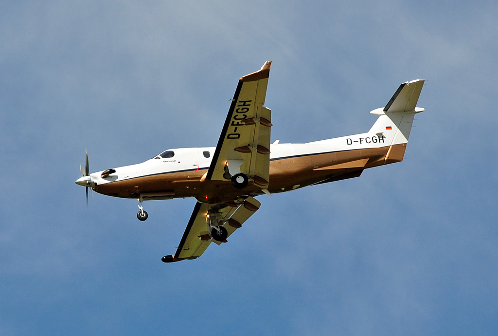 Pilatus PC-12 D-FCGH beim Anflug auf Wershofen - 02.09.2012
