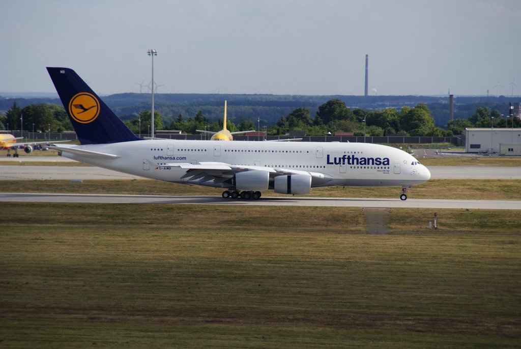 Pilotentraining, Airbus A380-841, Kennung: D-AIMB mit Namensgebung  Mnchen  nach der Landung auf dem Flughafen Leipzig am 31.07.2010