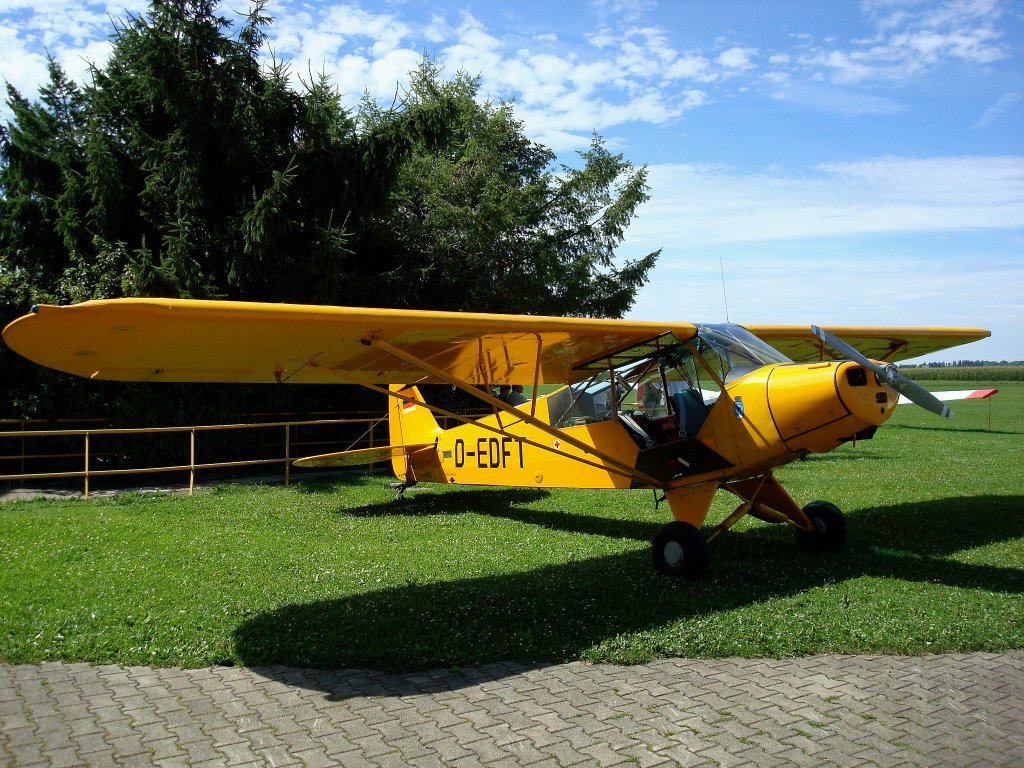 Piper PA18-95 Super Cub, militrisches Schul-und Aufklrungsflugzeug, Erstflug 1949, 90PS, 160Km/h Reisegeschwindigkeit, gesehen in Tannheim Aug.2008 