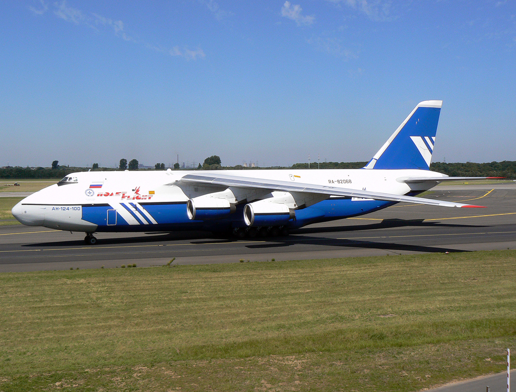 Polet An-124 RA-82068 rollt nach dem Verlassen der 23R zum in DUS / EDDL / Düsseldorf am 05.08.2007