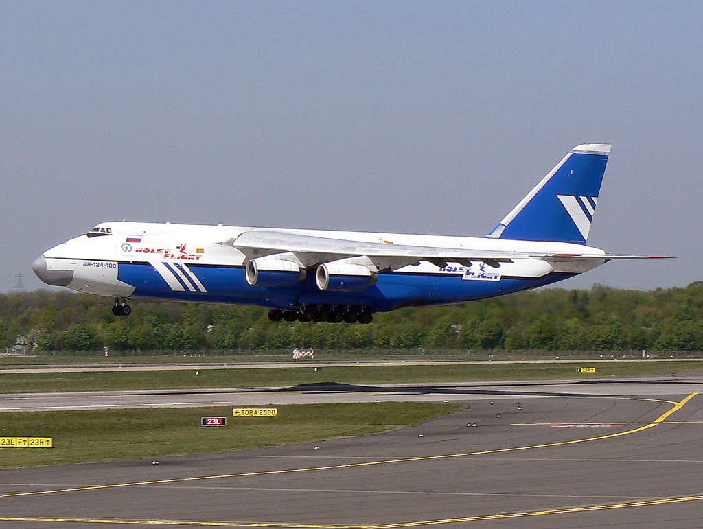 Polet An-124 RA-82075 kurz vor der Landung auf 23L in DUS / EDDL / Düsseldorf am 22.04.2007