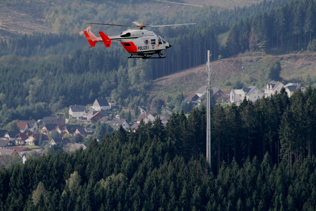 	Polizeihubschrauber   BK-117  

  Anflug auf Bergneustadt (Hausexplosion Sept 2010 )