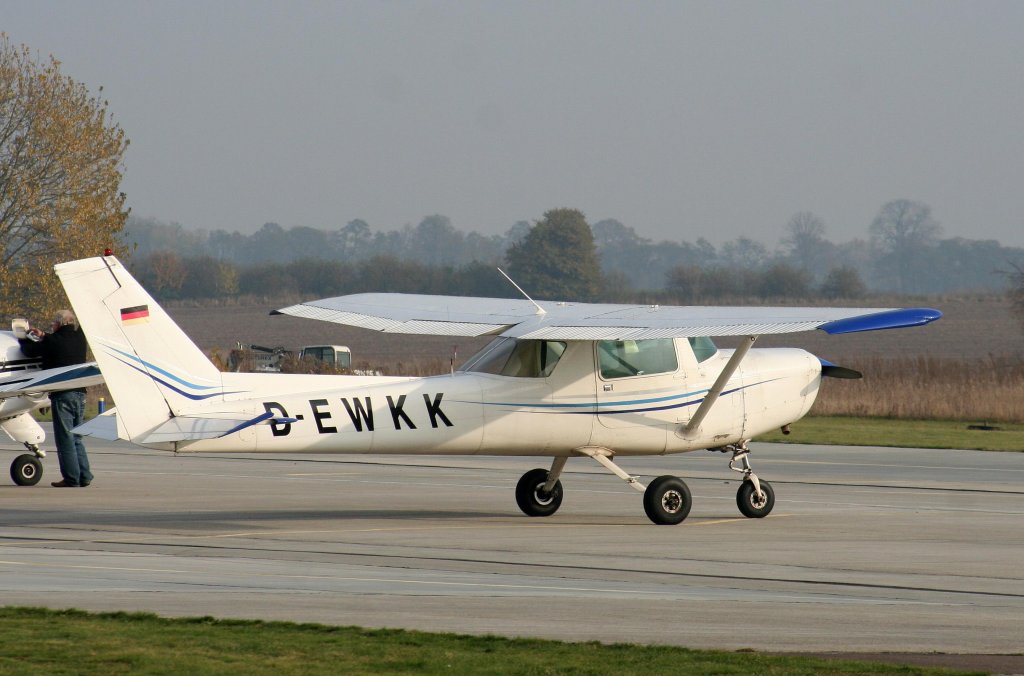 Private Cessna 152 D-EWKK am 01.11.2009 auf dem Flugplatz Strausberg
