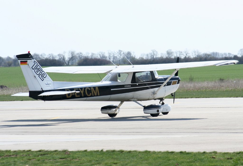 Private Cessna 152 D-EYCM am 17.04.2010 auf dem Flugplatz Strausberg