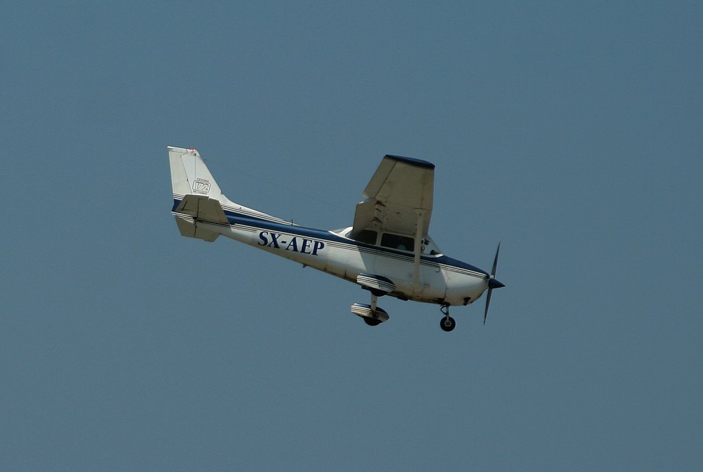 Private Cessna 172 SX-AEP kurz vor der Landung in Korfu am 17.07.2010