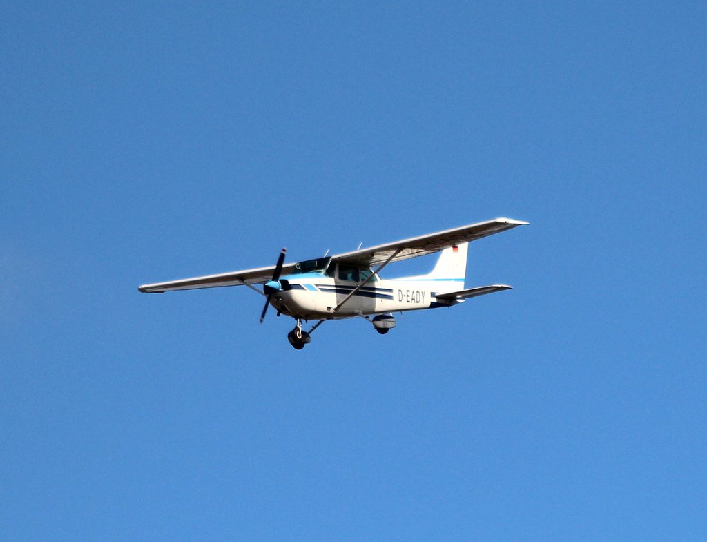 Private Cessna 172N D-EADY bei der Landung in Berlin-Schnefeld am 13.10.2012
