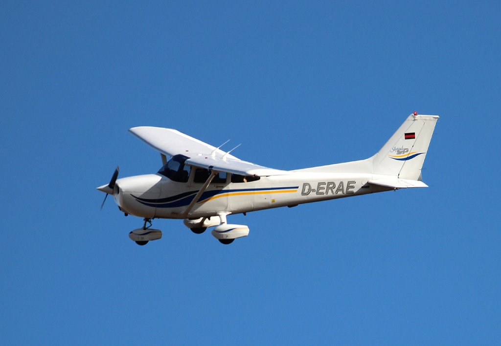 Private Cessna 172S D-ERAE bei der Landung in Berlin-Schnefeld am 13.10.2012