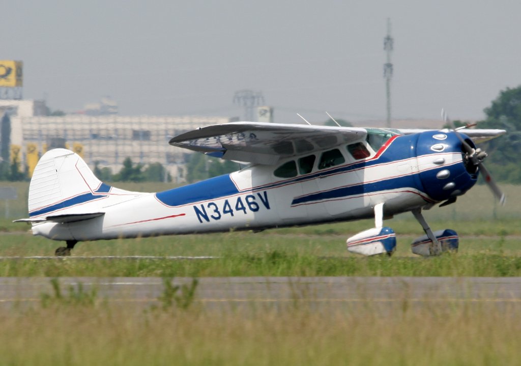 Private Cessna 195 N3446V nach der Landung auf der ILA in Berlin-Schnefeld am 10.06.2010