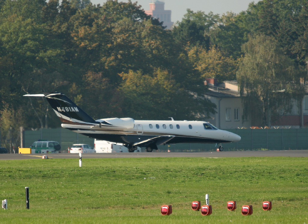 Private Cessna 525C Citation CJ4 N481AM kurz vor dem Start in Berlin-Tegel am 24.09.2011