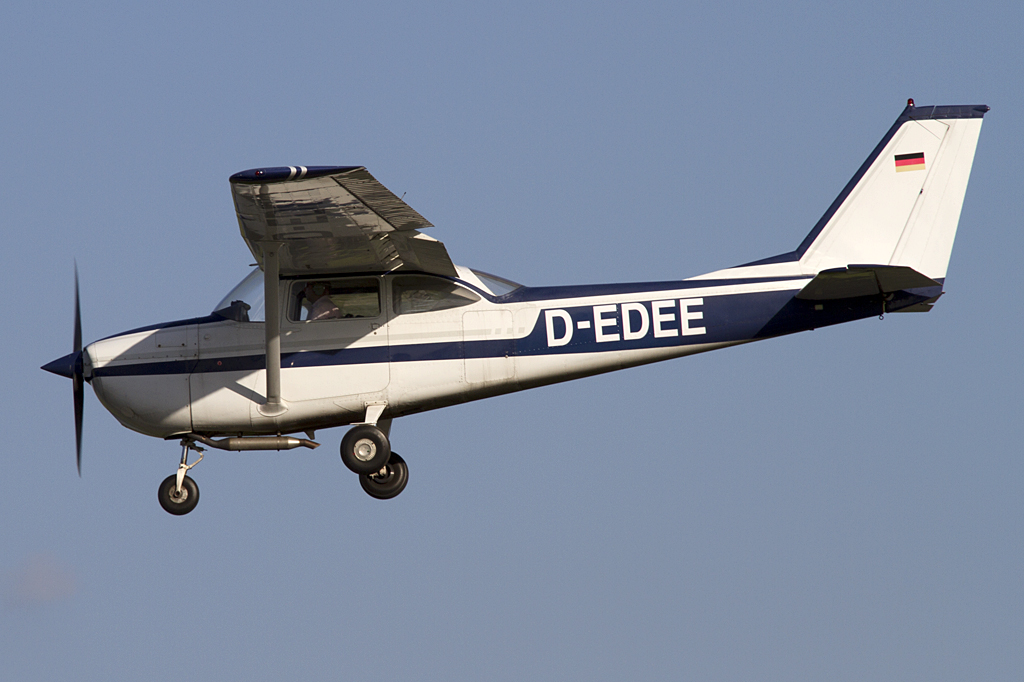 Private, D-EDEE, Reims-Cessna, F172H Skyhawk, 03.06.2010, HAM, Hamburg, Germany 


