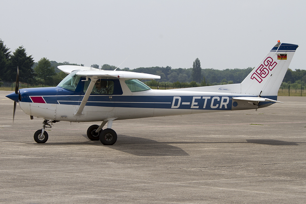 Private, D-ETCR, Cessna, F152, 04.06.2011, LHA, Lahr, Germany



